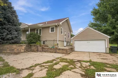 5246 Mckinley St, Omaha, NE 68152