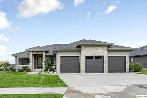 10105 S 98th St, Papillion, NE 68046