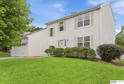 9823 Brentwood Dr, La Vista, NE 68128