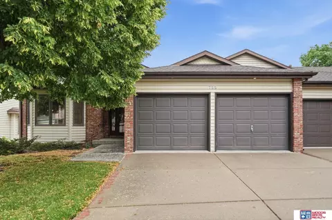722 Lancashire Ct, Lincoln, NE 68510