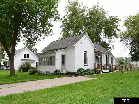 536 Grandview Ave, Gretna, NE 68028