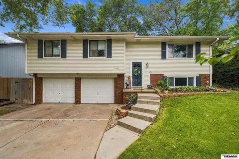 715 W Leon Dr, Lincoln, NE 68521