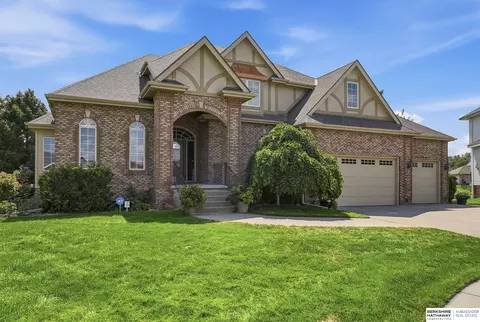 4803 Lakeside Circle Cir, Papillion, NE 68133