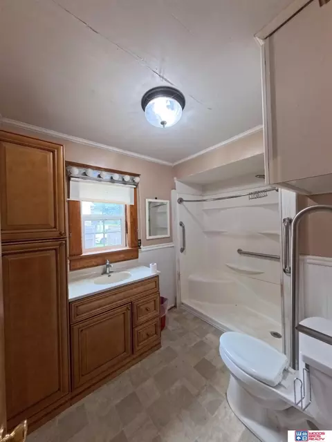 Bath - 211 E 8th St, Stromsburg, NE 68666 photo 2 of 2
