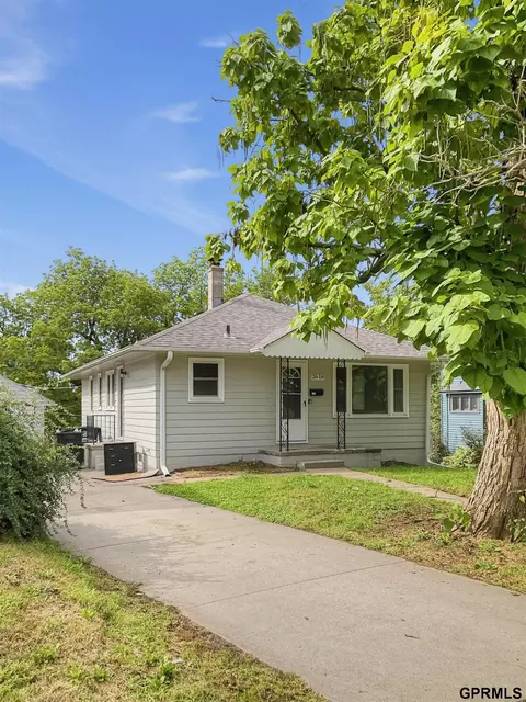 2618 S 33rd St, Omaha, NE 68105