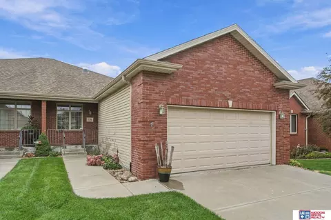 7521 Greycliff Dr, Lincoln, NE 68516