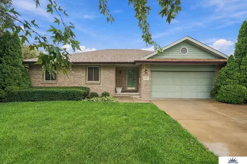 8000 Glynoaks Dr, Lincoln, NE 68516