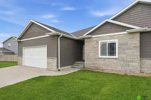 9515 Friedman St, Lincoln, NE 68516