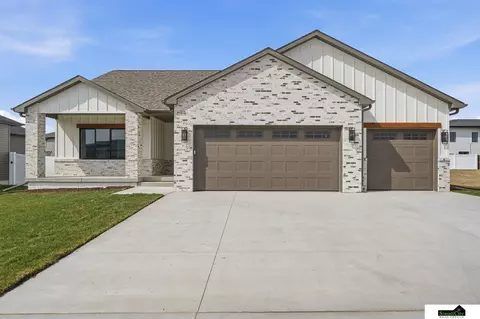 9515 Breashears St, Lincoln, NE 68516