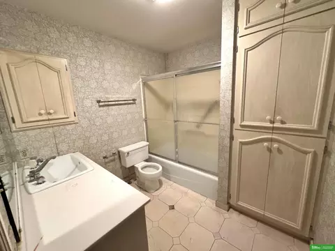 Bath - 511 11th St, Wisner, NE 68791 photo 2 of 2