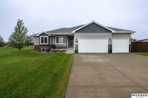 739 Sunset Blvd, Palmyra, NE 68418