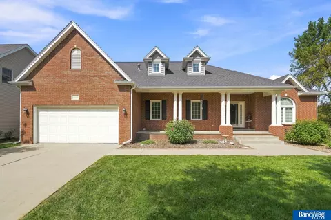 3201 Crown Pointe Rd, Lincoln, NE 68506