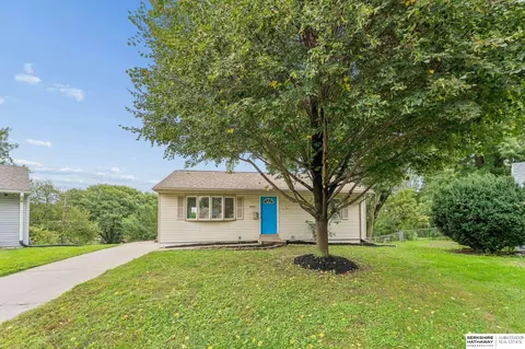 4052 Valley Cir, Omaha, NE 68105