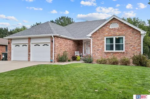 5218 Bison Dr, Lincoln, NE 68516