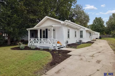 6042 Leighton Ave, Lincoln, NE 68507