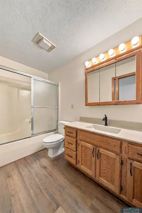 Bath - 1316 N 16th St, Beatrice, NE 68310 photo 2 of 2