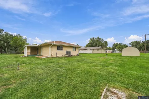 Exterior - 1316 N 16th St, Beatrice, NE 68310 photo 5 of 9