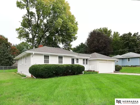 9820 Poppleton Ave, Omaha, NE 68124