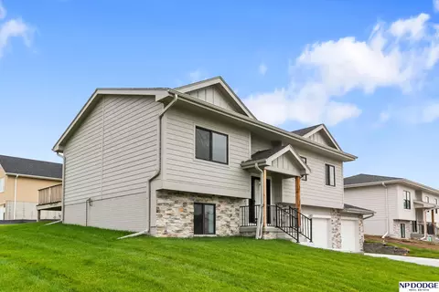 21509 Old Coach Rd, Elkhorn, NE 68022