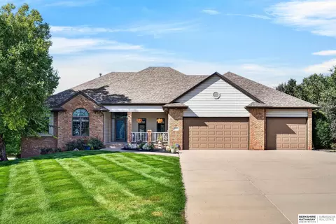 11078 Lake Ridge Dr, Omaha, NE 68136