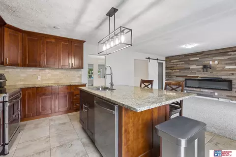 8222 Gold St, Omaha, NE 68124