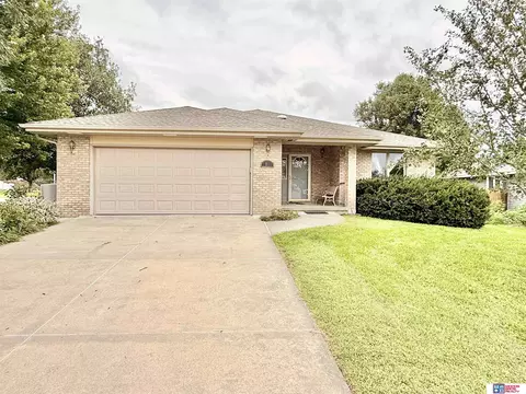 60 Pinewood Ave, Seward, NE 68434