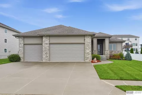 18458 Greenleaf St, Omaha, NE 68136