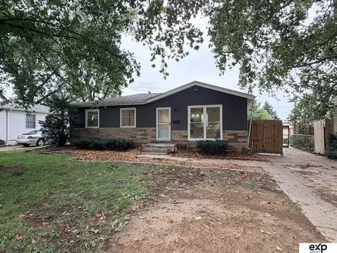 8804 Westridge Dr, Omaha, NE 68124