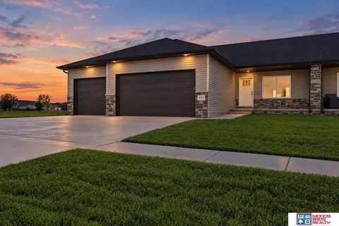 9429 S 82nd St, Lincoln, NE 68516