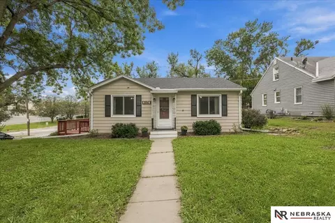 5941 Gillan Rd, Lincoln, NE 68505