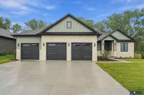 9210 Triana Ln, Lincoln, NE 68510
