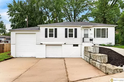 7520 Terry Dr, La Vista, NE 68128