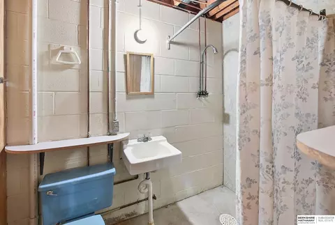 Bath - 725 Lisa Ln, Lyons, NE 68038 photo 5 of 5