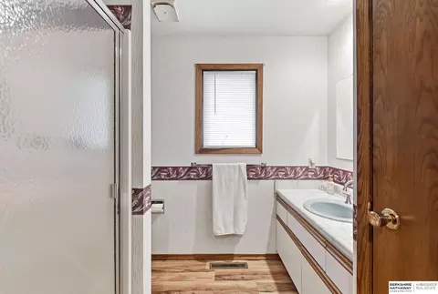 Bath - 725 Lisa Ln, Lyons, NE 68038 photo 3 of 5