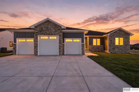 9520 Delano Dr, Lincoln, NE 68516