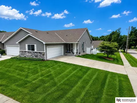 5201 Locust St, Lincoln, NE 68516