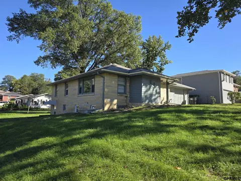 3208 S 46th St, Lincoln, NE 68506