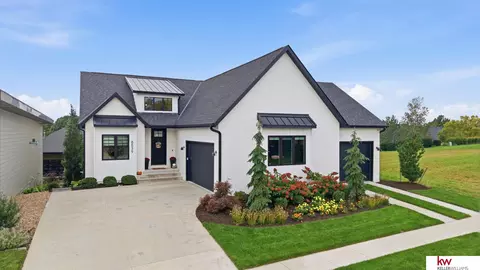 8539 Birkett Dr, Lincoln, NE 68526