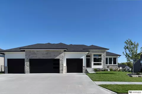 19008 Sycamore Dr, Gretna, NE 68028