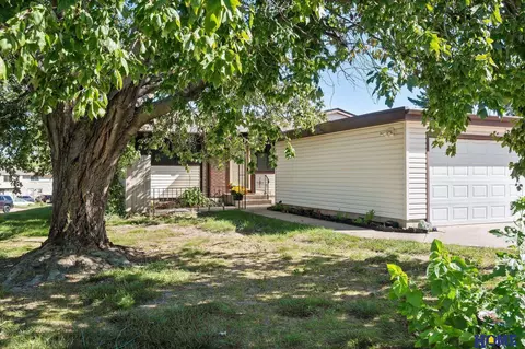 2131 Sandstone Rd, Lincoln, NE 68512