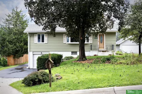 8721 Nicholas St, Omaha, NE 68114