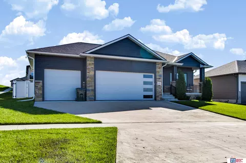 10621 Shore Front Dr, Lincoln, NE 68527