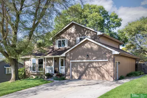 206 Summerset Dr, Papillion, NE 68133