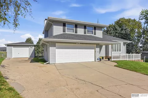 10632 M St, Omaha, NE 68127