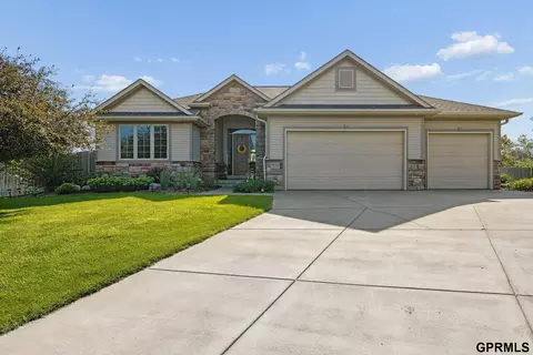 9733 Andre Cir, Lincoln, NE 68526