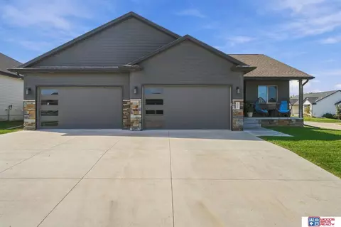 1045 N 107th St, Lincoln, NE 68527