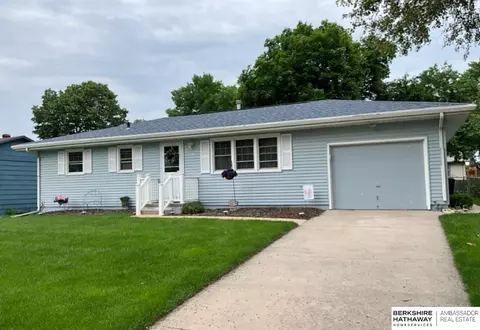 10910 Westover Rd, Omaha, NE 68154