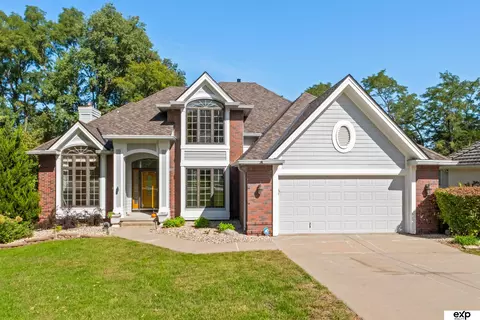 346 Golden Oaks Dr, Council Bluffs, IA 51503