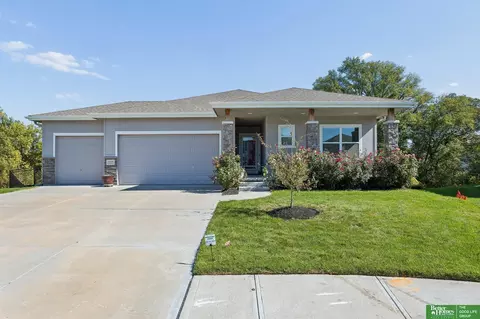 18306 Prestwick Cir, Omaha, NE 68136