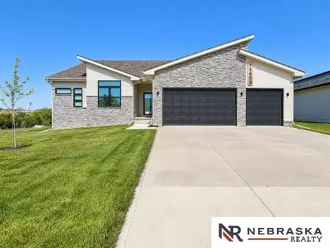 10604 Lake Tahoe Dr, Papillion, NE 68046